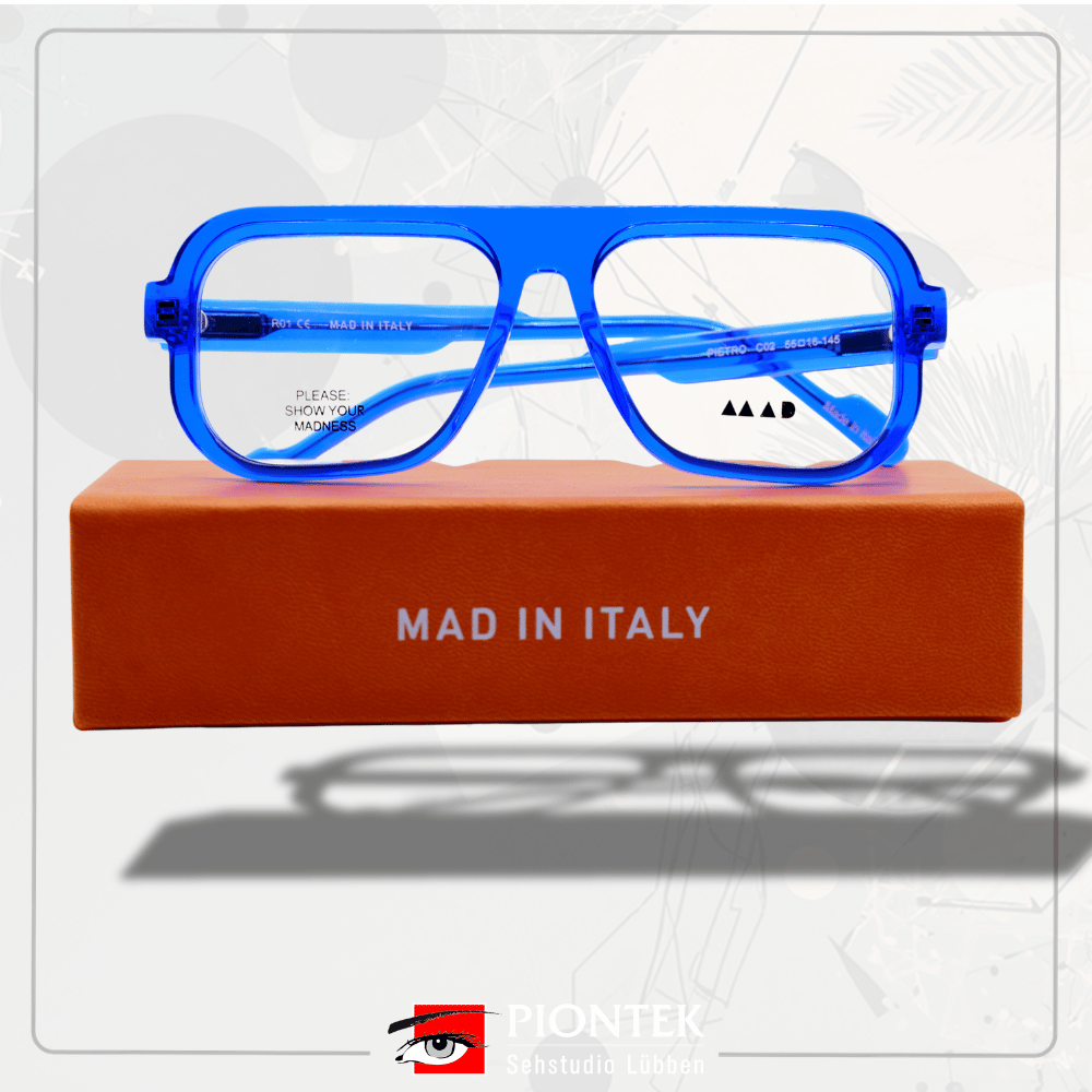 Zeig uns deine verrückte Seite! „MAD“ ist nicht nur ein Name, sondern ein Lebensgefühl, eine Philosophie, 
die in jeder einzelnen dieser wundervollen Brillen steckt. Farben, Formen, Ideen und eine Prise Experimentierfreude vereinen sich zu einem großen, kreativen Chaos.