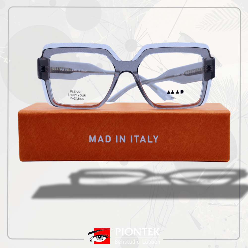 Zeig uns deine verrückte Seite! „MAD“ ist nicht nur ein Name, sondern ein Lebensgefühl, eine Philosophie, 
die in jeder einzelnen dieser wundervollen Brillen steckt. Farben, Formen, Ideen und eine Prise Experimentierfreude vereinen sich zu einem großen, kreativen Chaos.