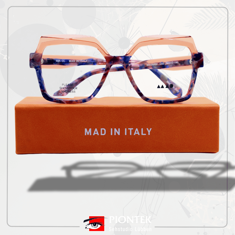 Zeig uns deine verrückte Seite! „MAD“ ist nicht nur ein Name, sondern ein Lebensgefühl, eine Philosophie, 
die in jeder einzelnen dieser wundervollen Brillen steckt. Farben, Formen, Ideen und eine Prise Experimentierfreude vereinen sich zu einem großen, kreativen Chaos.