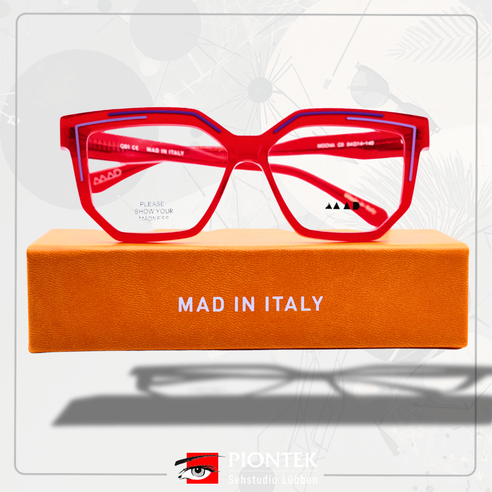 Zeig uns deine verrückte Seite! „MAD“ ist nicht nur ein Name, sondern ein Lebensgefühl, eine Philosophie, 
die in jeder einzelnen dieser wundervollen Brillen steckt. Farben, Formen, Ideen und eine Prise Experimentierfreude vereinen sich zu einem großen, kreativen Chaos.
